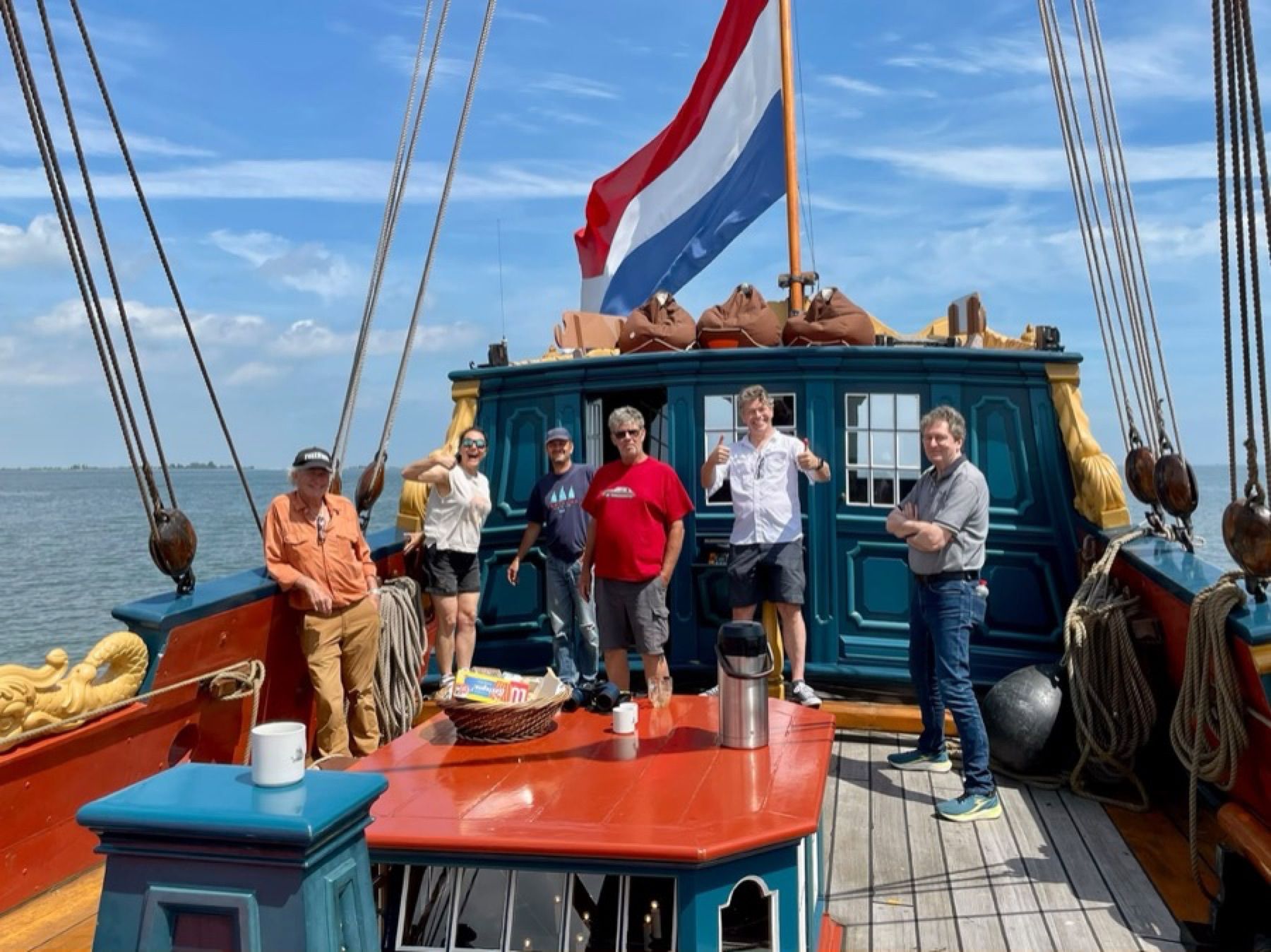 Gasten en bemanning aan dek van Statenjacht De Utrecht op het IJsselmeer